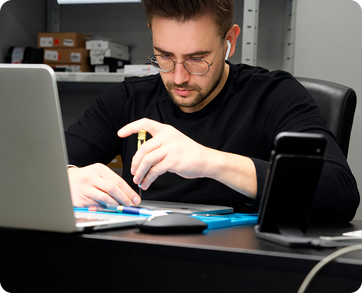 Мастер сервисного центра за работой